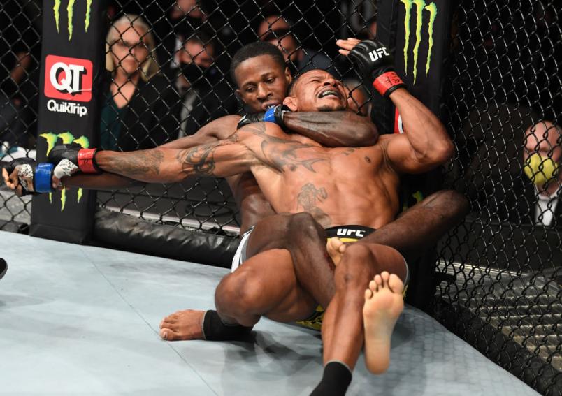 Randy Brown aplica mata-leão e finaliza Alex Cowboy no UFC 261.