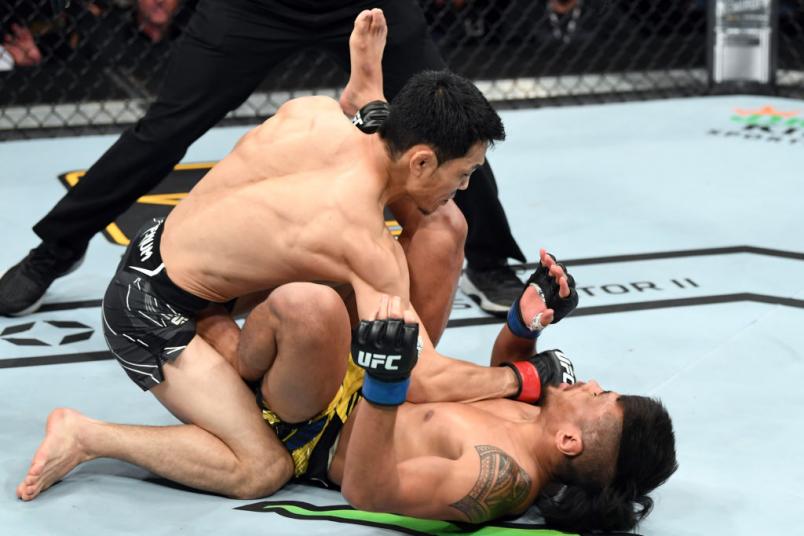 Danaa Batgerel aplica golpes no ground and pound e nocauteia Kevin Natividad no UFC 261.