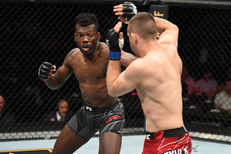 Dwight Grant golpeia Stefan Sekulic em luta pelo peso meio-médio no UFC 261.