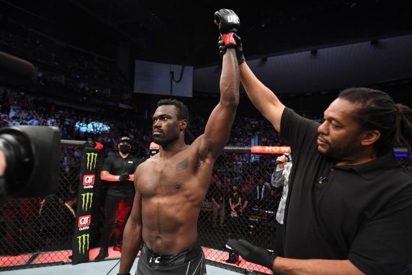 Uriah Hall tem o braço erguido e é declarado vencedor da luta com Chris Weidman no UFC 261.