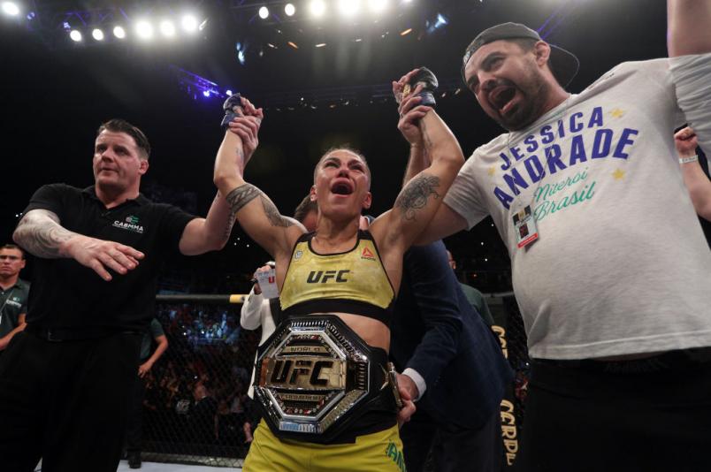 Jéssica Andrade comemora com o cinturão após vencer Rose Namajunas no UFC 237, em 11 de maio de 2019, no Rio de Janeiro.
