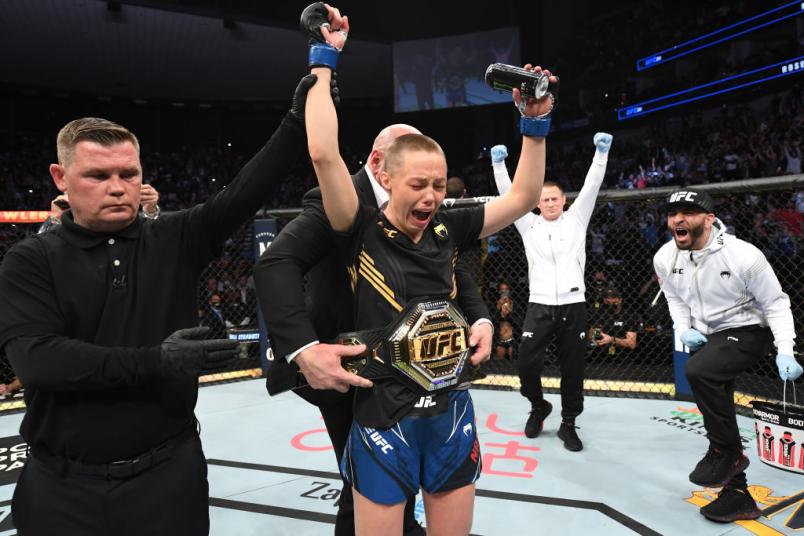 Rose Namajunas tem o braço erguido e recebe o cinturão após nocautear Zhang Weili no UFC 261.