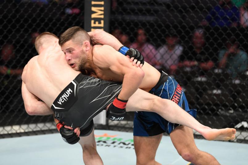 Pat Sabatini aplica queda em Tristan Connelly no UFC 261.