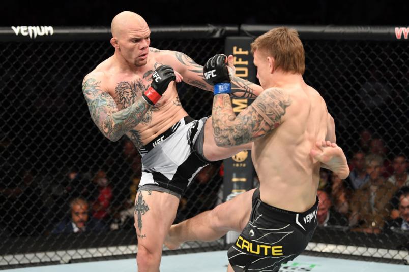 Anthony Smith aplica chute em Jimmy Crute no UFC 261.