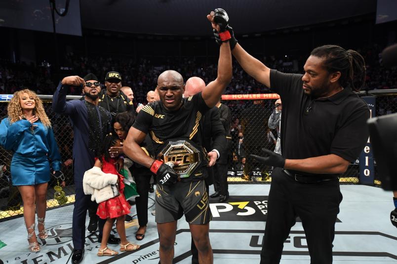 Kamaru Usman recebe o cinturão após nocautear Jorge Masvidal no UFC 261.