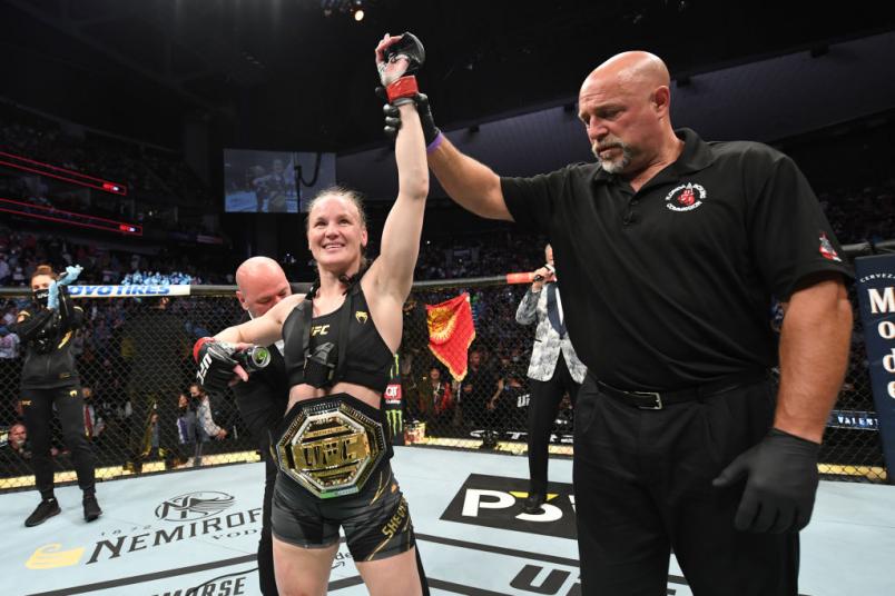 Valentina Shevchenko recebe o cinturão após nocautear Jéssica Andrade no UFC 261.