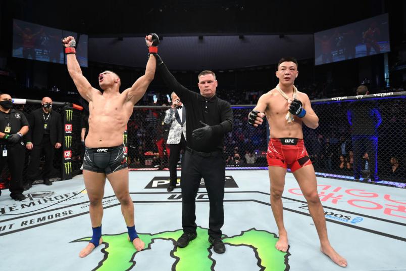 Kazula Vargas tem o braço erguido após vencer Rong Zhu no UFC 261.