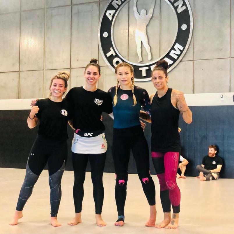 Ariane Lipski com parceiras de treino na American Top Team. Fonte: Instagram