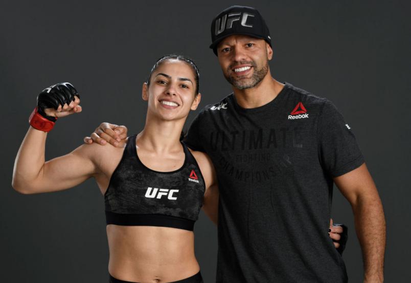 Ariane Lipski posa com seu treinador Renato Silva após vitória sobre Luana Carolina.