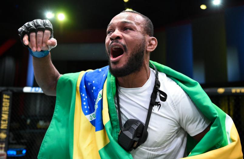 Carlston Harris comemora a vitória sobre Christian Aguilera no UFC Vegas 26.