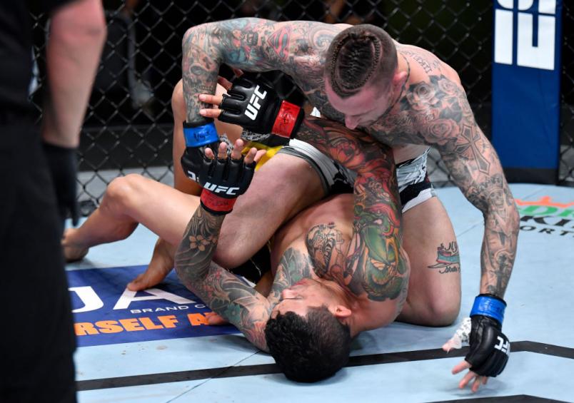Gregor Gillespie golpeia Diego Ferreira no ground and pound no UFC Vegas 26.