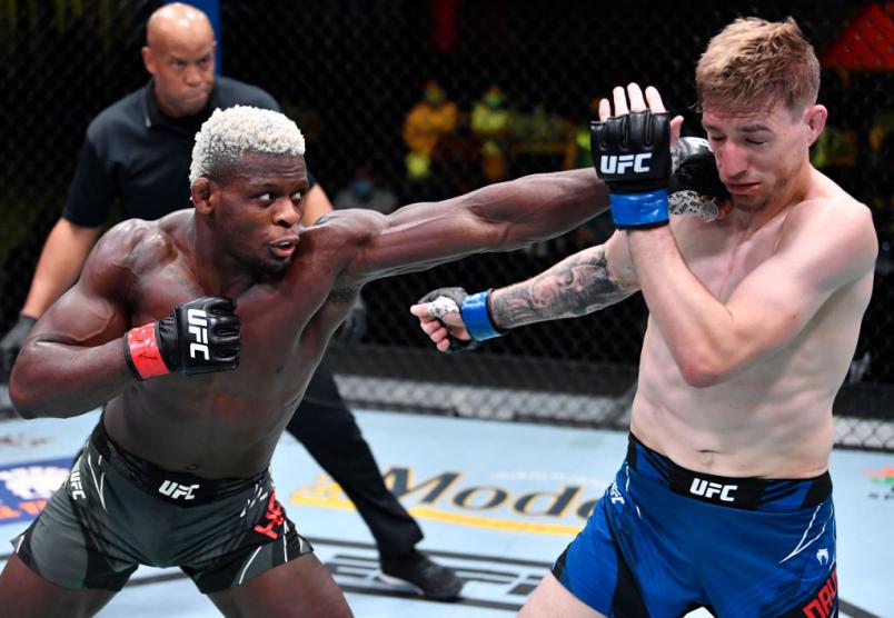 Phil Hawes aplica golpe em Kyle Daukaus no UFC Vegas 26.