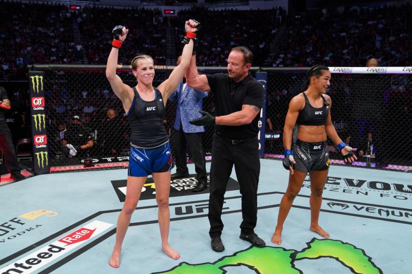 Katlyn Chookagian tem o braço erguido e é declarada vencedora da luta com Viviane Araújo no UFC 262.
