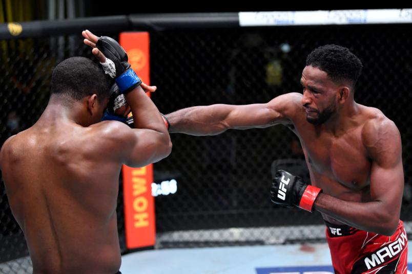 Neil Magny conecta soco em Geoff Neal no UFC Vegas 26.