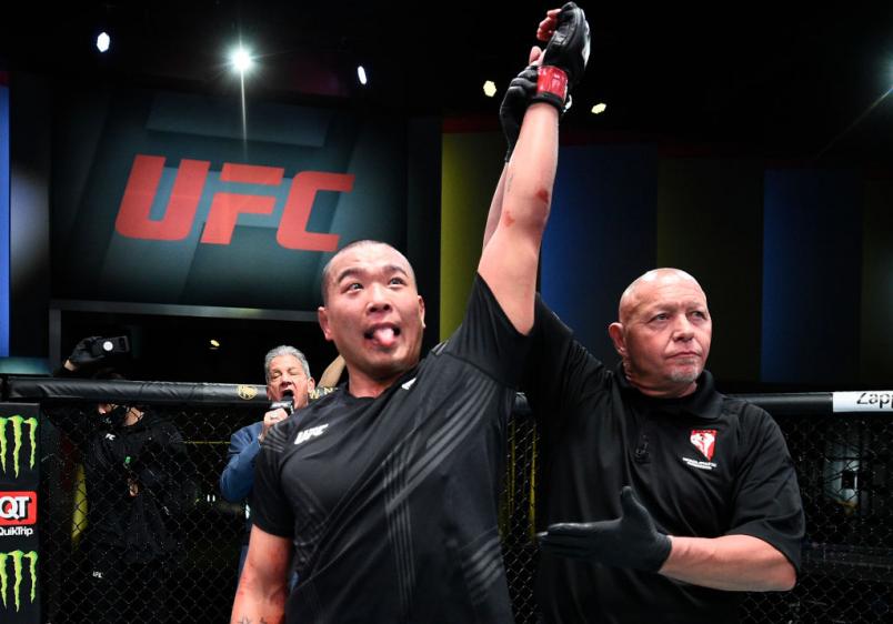 Jun Yong Park tem o braço erguido após ser declarado vencedor da luta com Tafon Nchukwi no UFC Vegas 26.