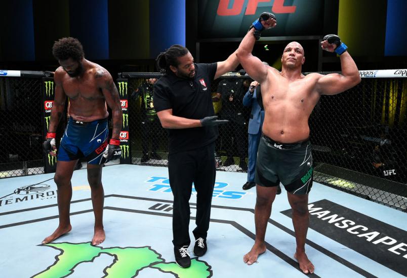 Marcos Pezão é declarado vencedor da luta contra Maurice Greene no UFC Vegas 26.