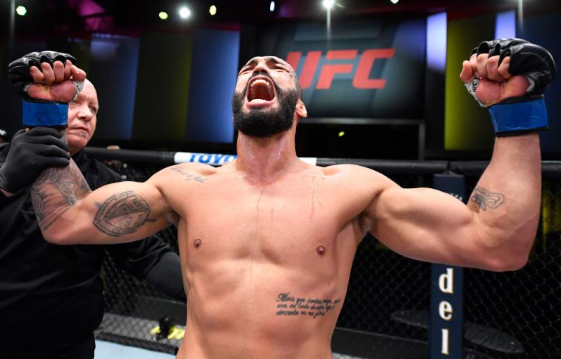 Bruno Blindado comemora após vencer Wellington Turman no UFC Vegas 29