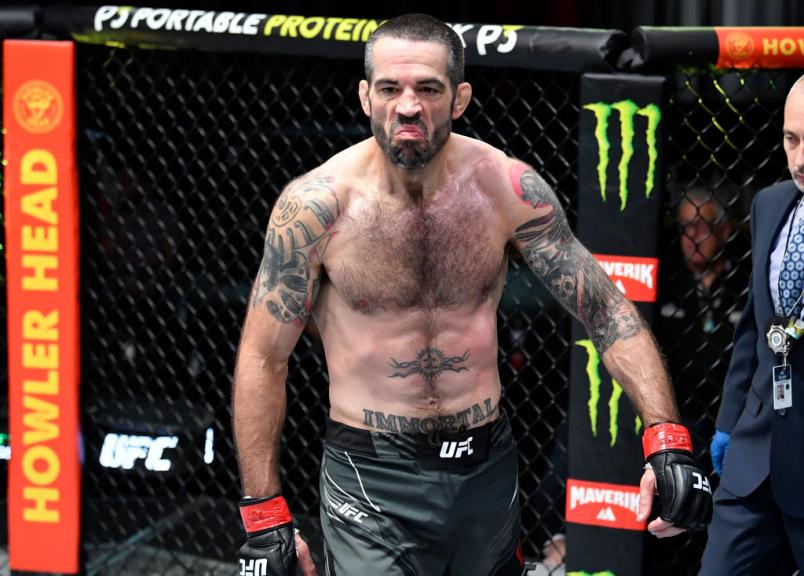 Matt Brown comemora após nocautear Dhiego Lima no UFC Vegas 29