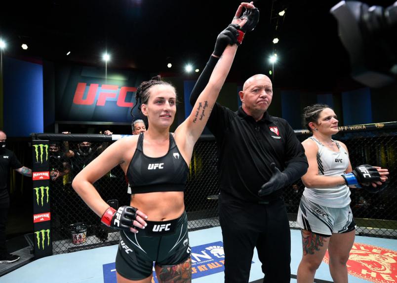 Casey O'Neill tem o braço erguido após a vitória por finalização sobre Lara Procópio no UFC Vegas 29