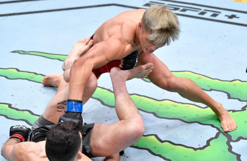 Seung Woo Choi golpeia Julian Erosa no UFC Vegas 29