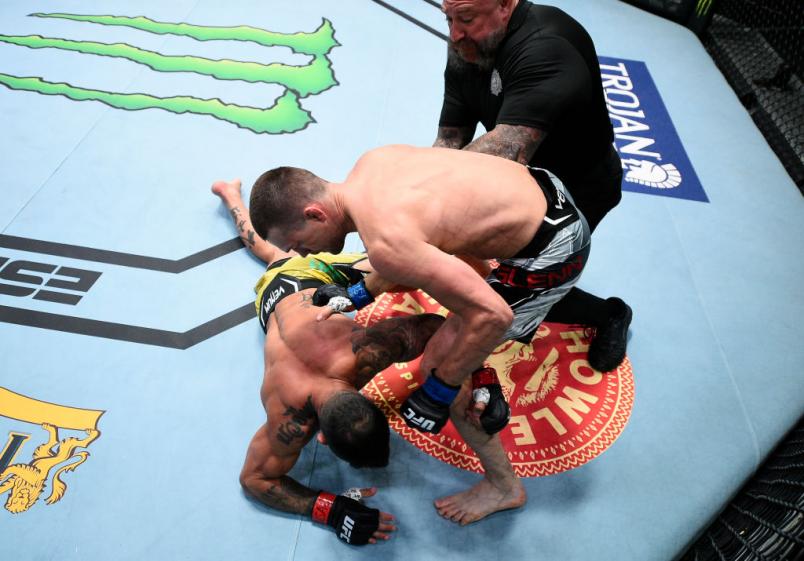 Ricky Glenn golpeia Netto BJJ no chão e vence por nocaute no UFC Vegas 29