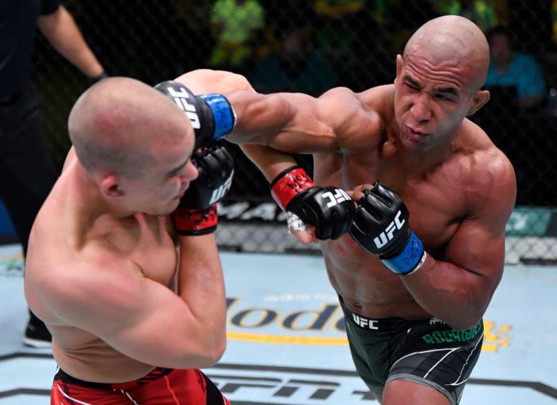 Gregory Rodrigues desfere soco em Dusko Todorovic no UFC Vegas 28