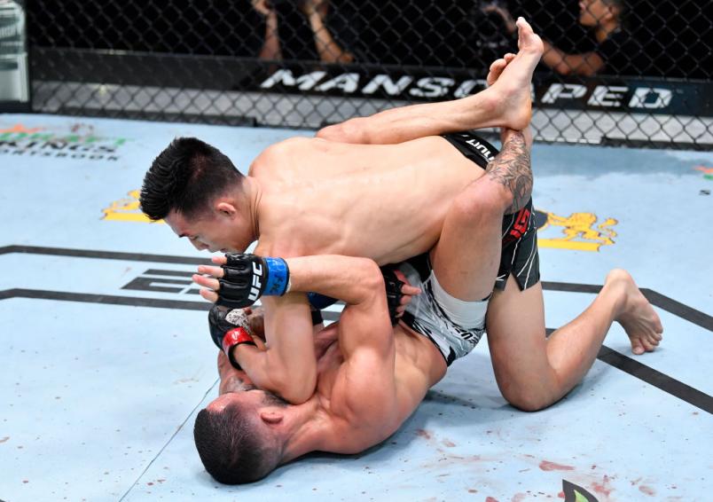 Chan Sung Jung aplica cotovelada no ground and pound em Dan Ige no UFC Vegas 29
