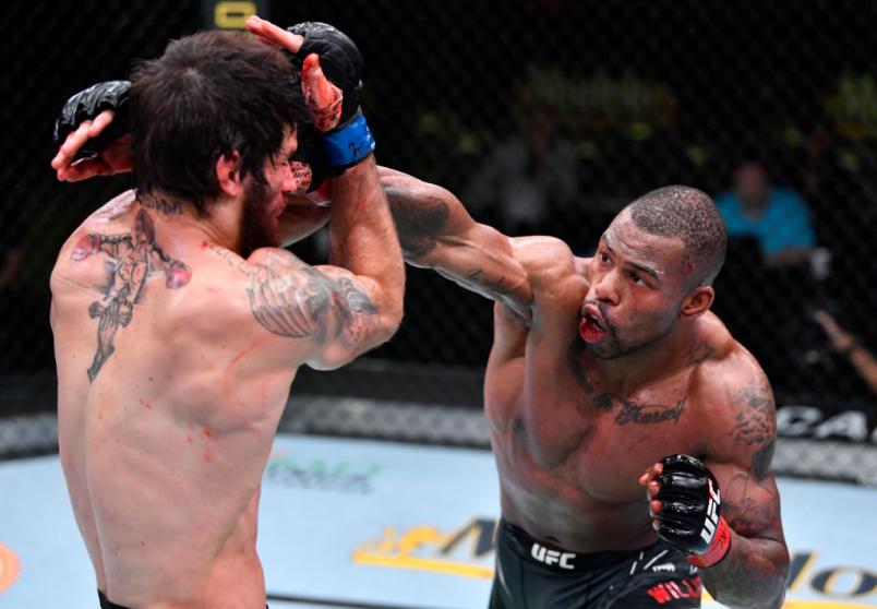 Khaos Williams golpeia Matthew Semelsberger no UFC Vegas 29