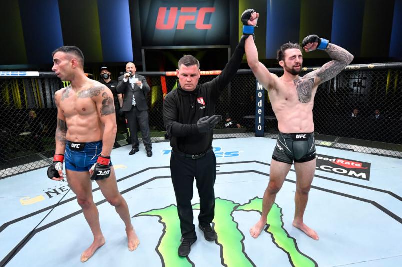 Kamuela Kirk tem o braço erguido e é declarado vencedor do duelo com Makwan Amirkhani no UFC Vegas 28.