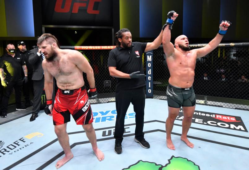 Ilir Latifi tem o braço erguido e é declarado vencedor do duelo com Tanner Boser no UFC Vegas 28.
