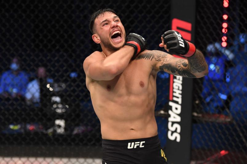 Luigi Vendramini comemora vitória sobre Jessin Ayari no UFC Fight Island 4