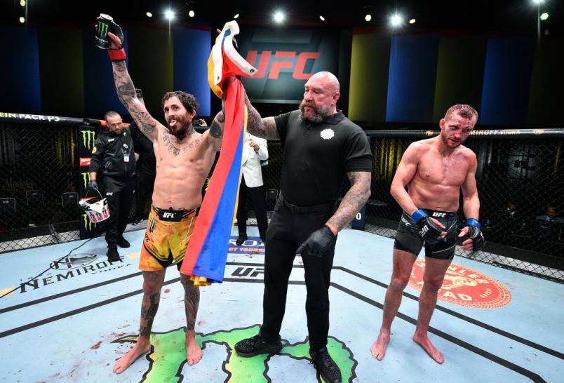 Marlon Vera tem o braço erguido e é declarado vencedor da luta com Davey Grant no UFC Vegas 29