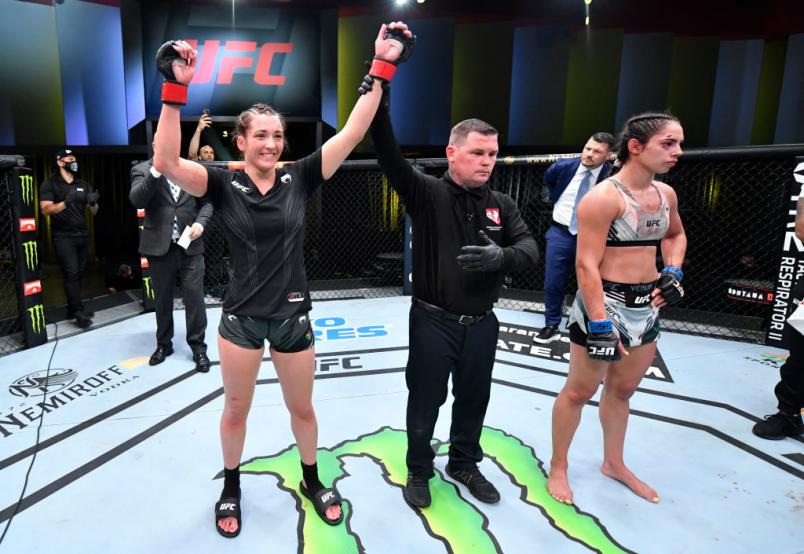 Montana De La Rosa tem o braço erguido e é declarada vencedora do duelo com Ariane Lipski no UFC Vegas 28