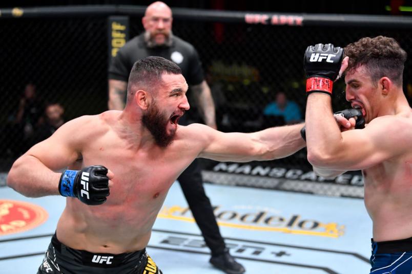 Nicolae Negumereanu conecta soco em Aleksa Camur no UFC Vegas 29