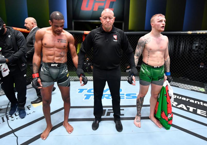Mediados pelo árbitro, Alan Nuguette e Mason Jones ouvem o anúncio de luta sem resultado no UFC Vegas 28.