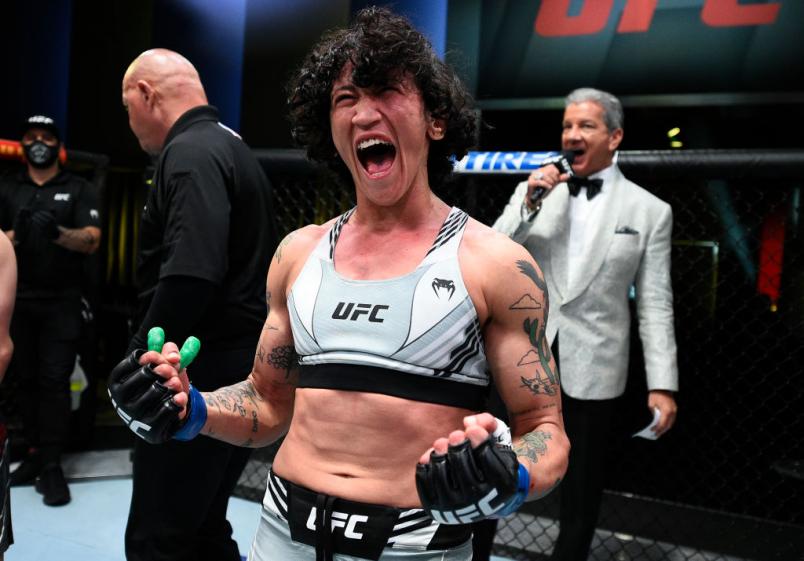 Virna Jandiroba comemora a vitória sobre Kanako Murata