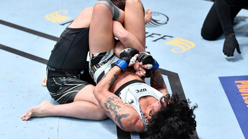 Virna Jandiroba aplica chave de braço em Kanako Murata no UFC Vegas 29