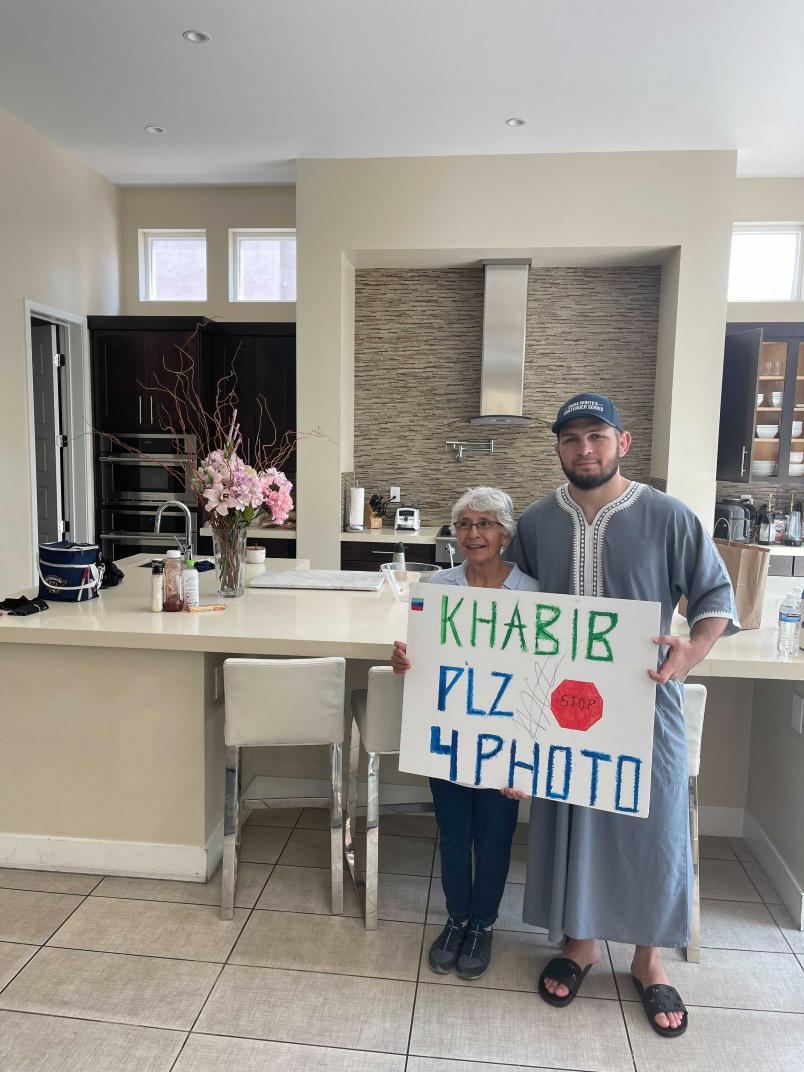 Khabib Nurmagomedov poses with fan Nelly Gonzalez for a picture.