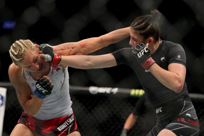 Irene Aldana golpeia Yana Kunitskaya no UFC 264