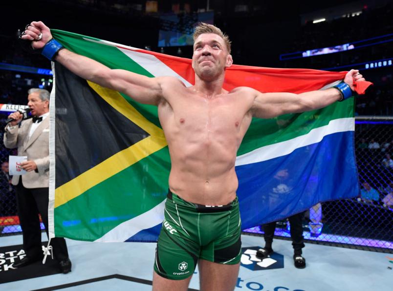 Dricus du Plessis comemora com a bandeira da África do Sul após vencer Trevin Giles no UFC 264.