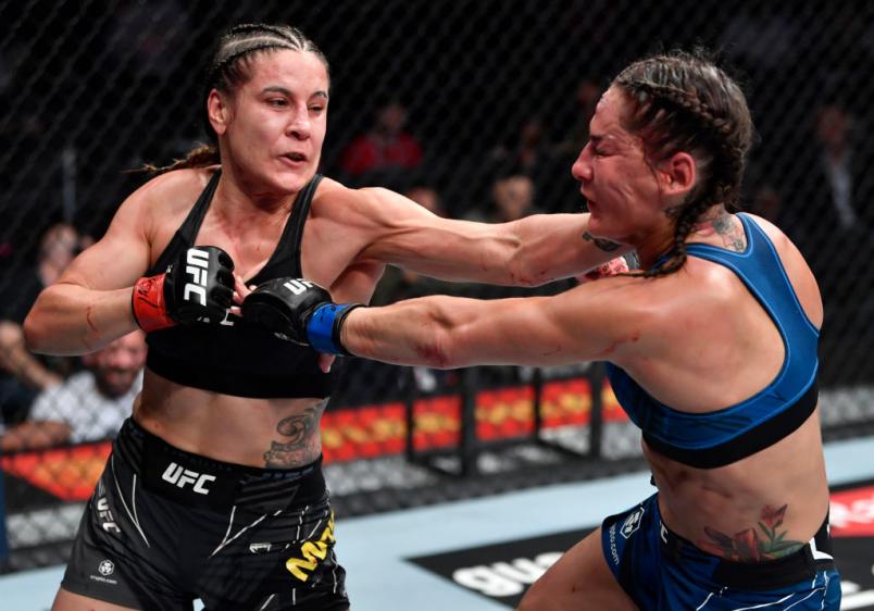 Jennifer Maia golpeia Jessica Eye no UFC 264