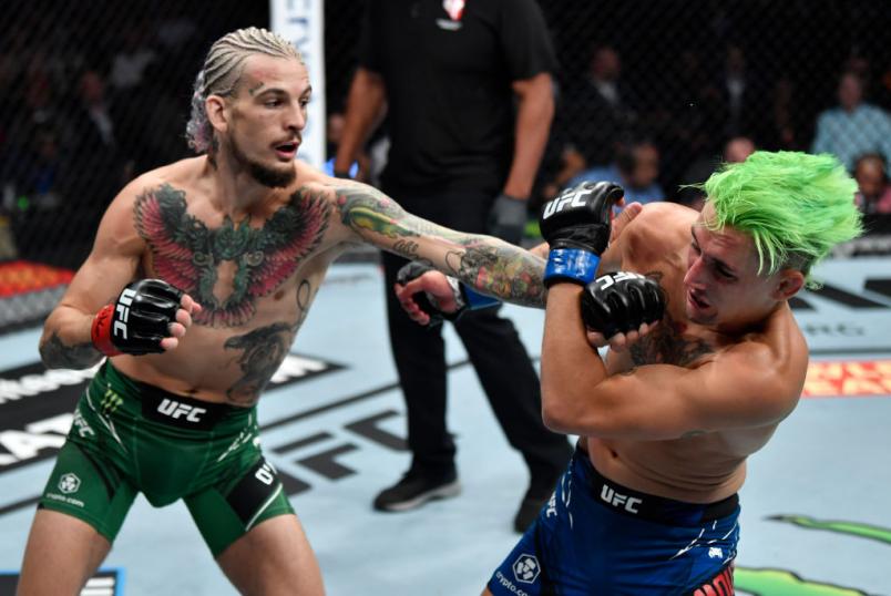 Sean O'Malley golpeia Kris Moutinho no UFC 264