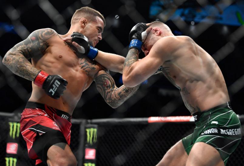 Dustin Poirier golpeia Conor McGregor no UFC 264.