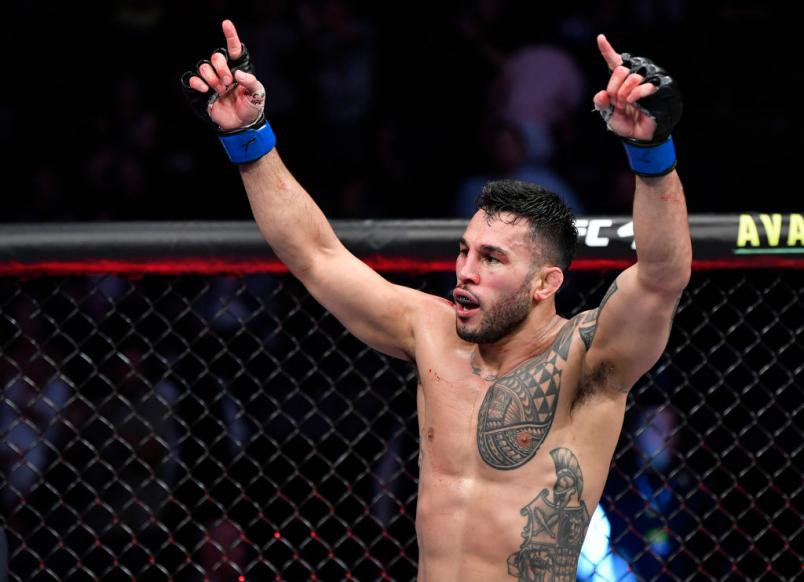 Brad Tavares comemora após vencer Omari Akhmedov no UFC 264