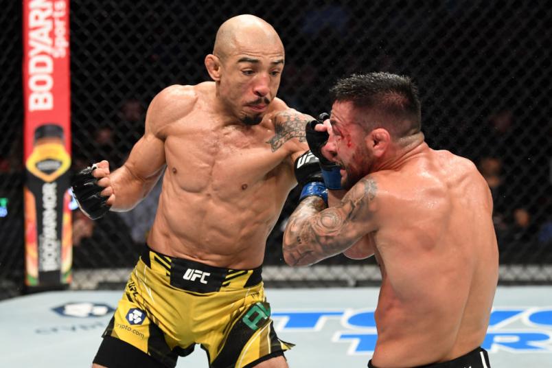 José Aldo aplica soco em Pedro Munhoz no UFC 265