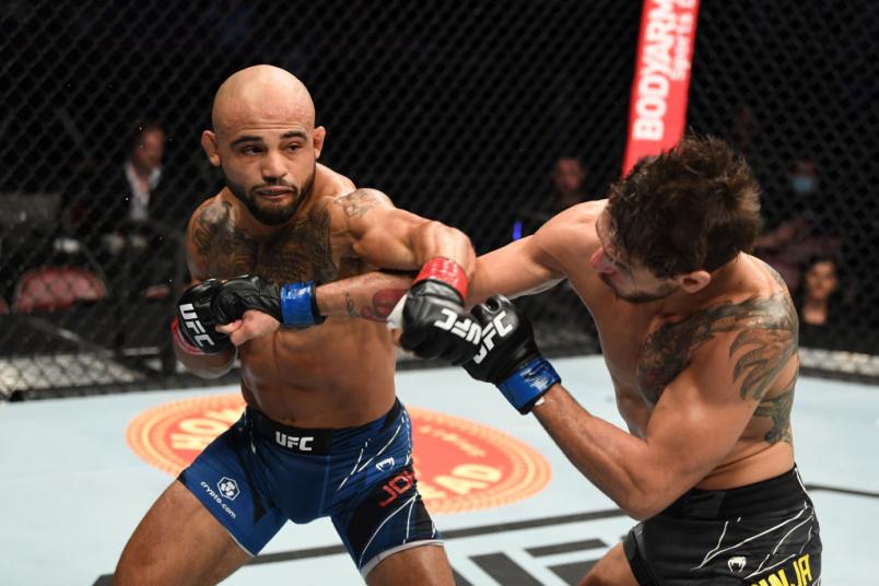 Miles Johns conecta soco em Anderson Berinja no UFC 265