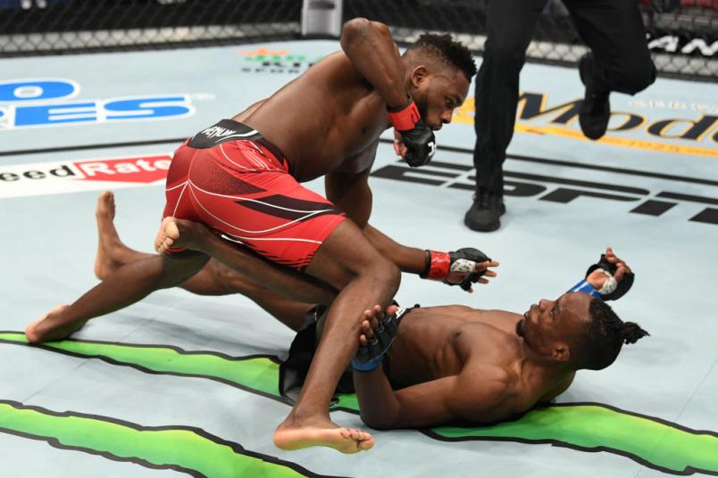 Manel Kape nocauteia Ode Osbourne com golpes no chão no UFC 265