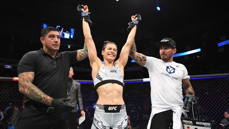 Melissa Gatto tem o braço erguido e é declarada vencedora da luta contra Victoria Leonardo no UFC 265