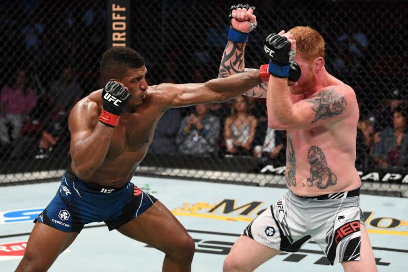 Alonzo Menifield aplica soco em Ed Herman no UFC 265