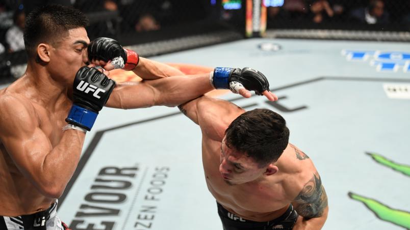 Vince Morales aplica soco em Drako Rodriguez no UFC 265